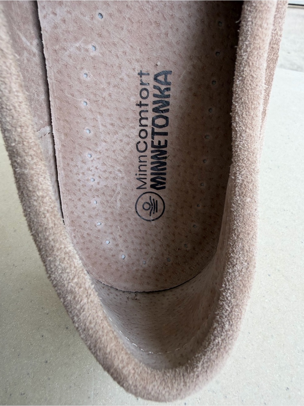 New Minnetonka Women's Moc Print Loafers Sand Suede Size 9 M - Picture 15 of 16